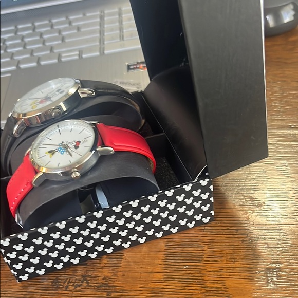 Disney Mickey and Minnie Mouse Watch Duo - Picture 4 of 7